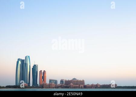 Blick auf die Skyline von Abu Dhabi mit Wolkenkratzern und Hotels am Corniche Beach. Stockfoto