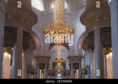 Abu Dhabi, VAE - 7. Oktober 2017: Extravagantes und dekoratives arabeskes Interieur des Hauptgebetssaals der Scheich-Zayed-Moschee Stockfoto