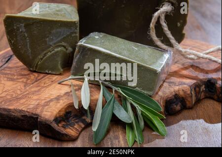 Grüne Blöcke von handgefertigten Bio-pflanzlichen natürlichen Oliven und Lorbeer Seife aus der Provence, Frankreich Stockfoto