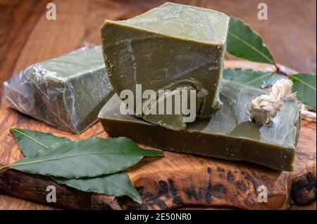 Grüne Blöcke von handgefertigter Bio-Lorbeer Lorbeer-Seife aus der Provence, Frankreich Stockfoto