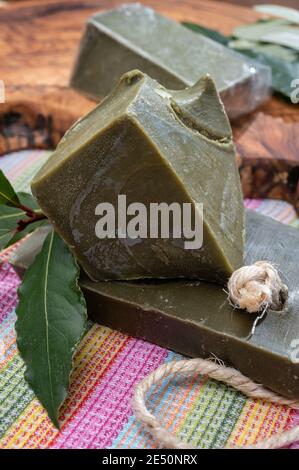 Grüne Blöcke von handgefertigter Bio-Lorbeer Lorbeer-Seife aus der Provence, Frankreich Stockfoto