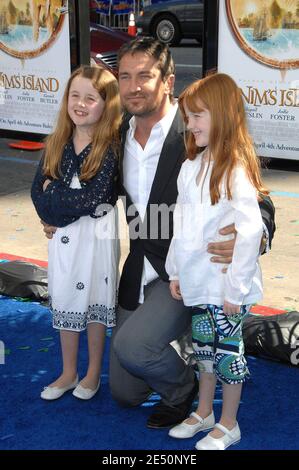 Gerald Butler und die Nichten Katie und Rachel Butler kommen zur Weltpremiere von "Nim's Island" am Sonntag, 30,2008. März im Grauman's Chinese Theatre in Hollywood, CA, USA. Foto von David Miller/ABACAPRESS.COM Stockfoto