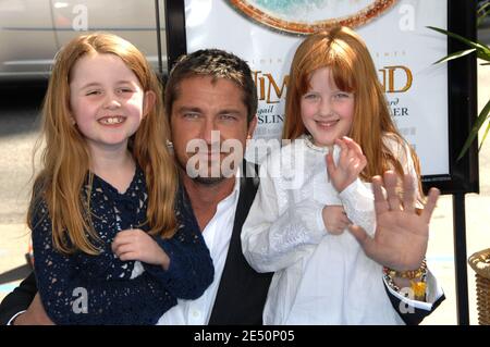 Gerald Butler und die Nichten Katie und Rachel Butler kommen zur Weltpremiere von "Nim's Island" am Sonntag, 30,2008. März im Grauman's Chinese Theatre in Hollywood, CA, USA. Foto von David Miller/ABACAPRESS.COM Stockfoto