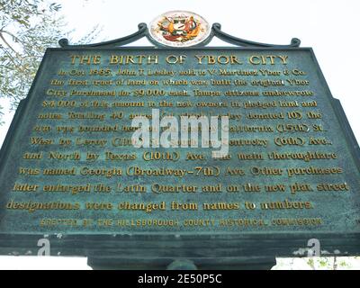 Ybor City, FL - 16. März 2017: Die Geburt der Geschichte der Stadt Ybor erzählt auf einer Tafel auf einer Straße in der Innenstadt. Stockfoto