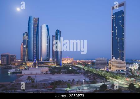 Eine einzigartige und andere Perspektive von Türmen und Skyline von Abu Dhabi, VAE bei Nacht unter Mondlicht. Stockfoto