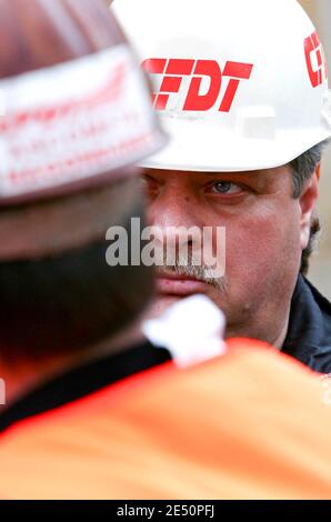 Die CGT Union appellierte an die 1100 Mitarbeiter des Werks von Arcelor Mittal, sich vor Beginn eines 24-Stunden-Streiks in Metz, Frankreich, am 3. April 2008 außerhalb der Präfektur Metz zu versammeln. Foto von Mathieu Cugnot/ABACAPRESS.COM Stockfoto