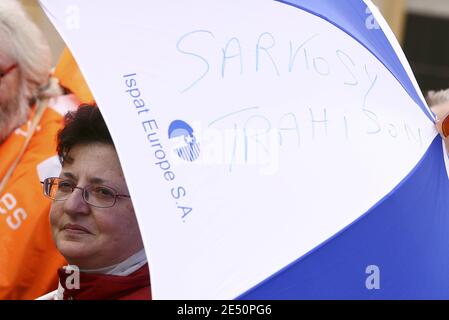 Die CGT Union appellierte an die 1100 Mitarbeiter des Werks von Arcelor Mittal, sich vor Beginn eines 24-Stunden-Streiks in Metz, Frankreich, am 3. April 2008 außerhalb der Präfektur Metz zu versammeln. Foto von Mathieu Cugnot/ABACAPRESS.COM Stockfoto