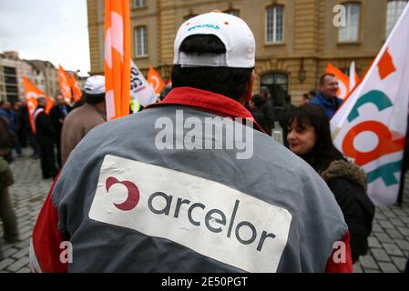 Die CGT Union appellierte an die 1100 Mitarbeiter des Werks von Arcelor Mittal, sich vor Beginn eines 24-Stunden-Streiks in Metz, Frankreich, am 3. April 2008 außerhalb der Präfektur Metz zu versammeln. Foto von Mathieu Cugnot/ABACAPRESS.COM Stockfoto