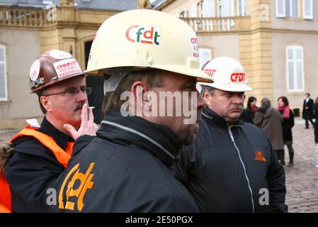 Die CGT Union appellierte an die 1100 Mitarbeiter des Werks von Arcelor Mittal, sich vor Beginn eines 24-Stunden-Streiks in Metz, Frankreich, am 3. April 2008 außerhalb der Präfektur Metz zu versammeln. Foto von Mathieu Cugnot/ABACAPRESS.COM Stockfoto