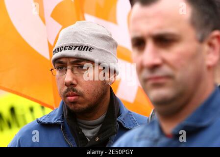 Die CGT Union appellierte an die 1100 Mitarbeiter des Werks von Arcelor Mittal, sich vor Beginn eines 24-Stunden-Streiks in Metz, Frankreich, am 3. April 2008 außerhalb der Präfektur Metz zu versammeln. Foto von Mathieu Cugnot/ABACAPRESS.COM Stockfoto