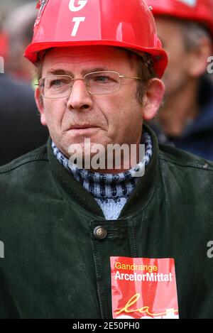 Die CGT Union appellierte an die 1100 Mitarbeiter des Werks von Arcelor Mittal, sich vor Beginn eines 24-Stunden-Streiks in Metz, Frankreich, am 3. April 2008 außerhalb der Präfektur Metz zu versammeln. Foto von Mathieu Cugnot/ABACAPRESS.COM Stockfoto