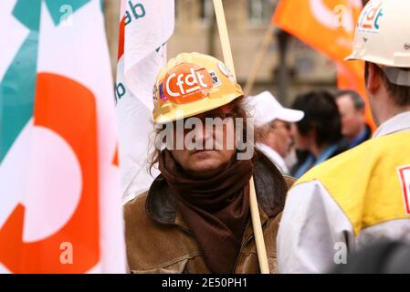 Die CGT Union appellierte an die 1100 Mitarbeiter des Werks von Arcelor Mittal, sich vor Beginn eines 24-Stunden-Streiks in Metz, Frankreich, am 3. April 2008 außerhalb der Präfektur Metz zu versammeln. Foto von Mathieu Cugnot/ABACAPRESS.COM Stockfoto