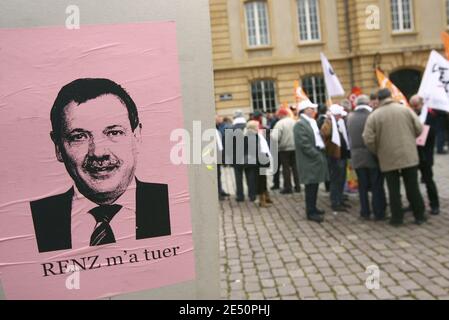 Die CGT Union appellierte an die 1100 Mitarbeiter des Werks von Arcelor Mittal, sich vor Beginn eines 24-Stunden-Streiks in Metz, Frankreich, am 3. April 2008 außerhalb der Präfektur Metz zu versammeln. Foto von Mathieu Cugnot/ABACAPRESS.COM Stockfoto