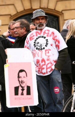 Die CGT Union appellierte an die 1100 Mitarbeiter des Werks von Arcelor Mittal, sich vor Beginn eines 24-Stunden-Streiks in Metz, Frankreich, am 3. April 2008 außerhalb der Präfektur Metz zu versammeln. Foto von Mathieu Cugnot/ABACAPRESS.COM Stockfoto