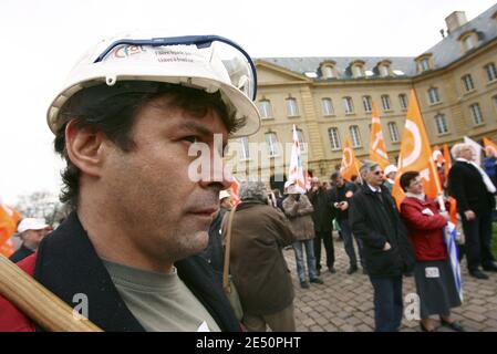 Die CGT Union appellierte an die 1100 Mitarbeiter des Werks von Arcelor Mittal, sich vor Beginn eines 24-Stunden-Streiks in Metz, Frankreich, am 3. April 2008 außerhalb der Präfektur Metz zu versammeln. Foto von Mathieu Cugnot/ABACAPRESS.COM Stockfoto