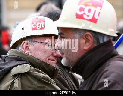 Die CGT Union appellierte an die 1100 Mitarbeiter des Werks von Arcelor Mittal, sich vor Beginn eines 24-Stunden-Streiks in Metz, Frankreich, am 3. April 2008 außerhalb der Präfektur Metz zu versammeln. Foto von Mathieu Cugnot/ABACAPRESS.COM Stockfoto