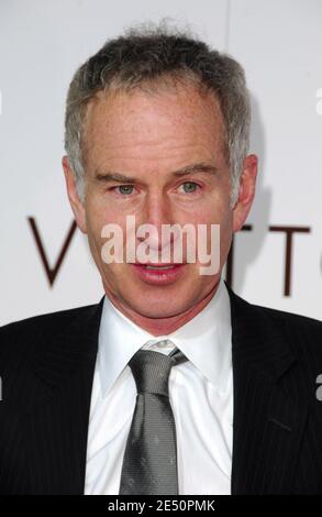 Ex-Tennisstar John McEnroe besucht am 3. April 2008 das Brooklyn Museum und die Louis Vuitton Gala zur Takashi Murakami Retrospektive im Brooklyn Museum in New York City, NY USA. Foto von Gregorio Binuya/ABACAPRESS.COM Stockfoto