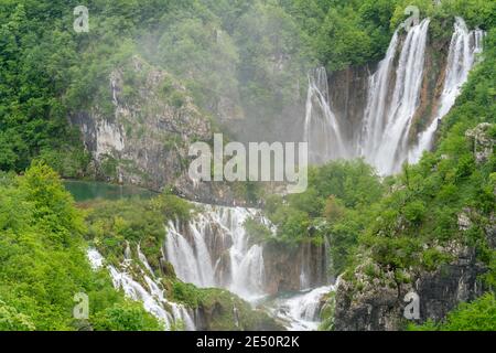 veliki Slap, der größte Wasserfall bei plitvice, an einem regnerischen nebligen Tag im nationalpark plitvicer Seen in kroatien Stockfoto