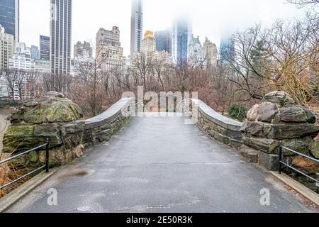 Gapstow Bridge im Central Park im frühen Winter Stockfoto