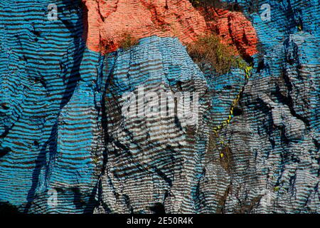 Nahaufnahme von Mural de la Prehistoria, Prehistoric Wall, von Leovigildo Gonzalez, Vinales Valley, Pinar del Rio, Kuba Stockfoto