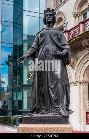 Holborn Viadukt Statuen - Handel. Eröffnet 1869, vier Statuen schmücken die Viadukt Brücke Brüstungen, die Handel, Landwirtschaft, Wissenschaft & Kunst. Stockfoto