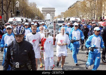 Polizisten eskortieren am 7. April 2008 den olympischen Fackellauf von Peking in Paris, Frankreich. Hunderte von pro-tibetischen Demonstranten störten die Pariser Fackellauf der Pekinger olympischen Fackel, kollidierten mit der Polizei und zwangen Fackelträger zweimal, die Flamme zu löschen und in einem Bus Zuflucht zu nehmen. Foto von Patrick Kovarik/ABACAPRESS.COM Stockfoto