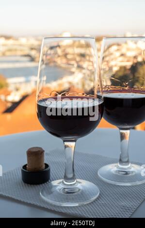 Verkostung von verschiedenen befestigten Dessert Rubin, tawny Portweine in Gläsern mit Blick auf den Douro Fluss, porto Lodges von Vila Nova de Gaia und Stadt Porto Stockfoto