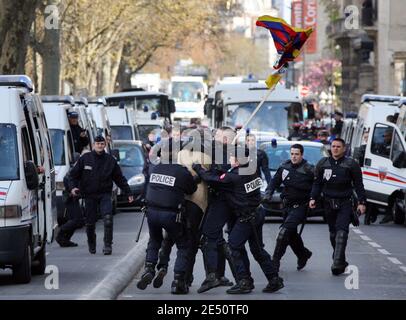 Polizisten verhaften einen tibetischen Aktivisten, der am 7. April 2008 auf dem Weg des Pekinger olympischen Fackellaufs in Paris, Frankreich, demonstrierte. Hunderte von pro-tibetischen Demonstranten störten die Pariser Fackellauf der Pekinger olympischen Fackel, kollidierten mit der Polizei und zwangen Fackelträger zweimal, die Flamme zu löschen und in einem Bus Zuflucht zu nehmen.Foto von Patrick Kovarik/ABACAPRESS.COM Stockfoto