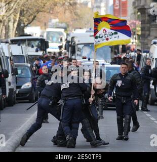 Polizisten verhaften einen tibetischen Aktivisten, der am 7. April 2008 auf dem Weg des Pekinger olympischen Fackellaufs in Paris, Frankreich, demonstrierte. Hunderte von pro-tibetischen Demonstranten störten die Pariser Fackellauf der Pekinger olympischen Fackel, kollidierten mit der Polizei und zwangen Fackelträger zweimal, die Flamme zu löschen und in einem Bus Zuflucht zu nehmen. Foto von Patrick Kovarik/ABACAPRESS.COM Stockfoto