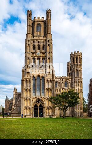 Ely Cathedral Cambs UK - Anglican - aka Cathedral Church of the Holy and Undivided Trinity. Aus dem Jahr 1083. Blick auf die Westfront und Galiläa Veranda Stockfoto