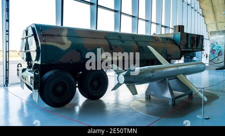 Tomahawk Cruise Rakete mit seinem Trägerrakete im Imperial war Museum Duxford in Cambridgeshire UK. General Dynamics Tomahawk Cruise Missile. Stockfoto