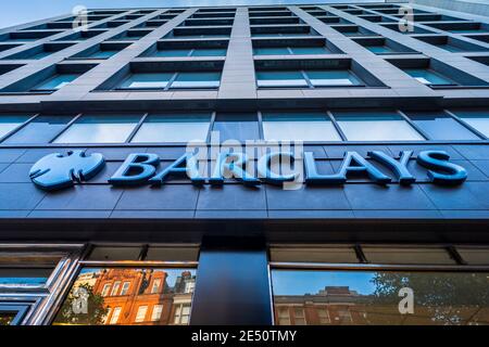 Barclays Bank Filiale Zeichen - Zeichen außerhalb der Barclays Bank London Branch bei 25 Charing Cross Road Stockfoto