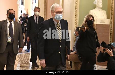 Washington, Usa. Januar 2021. Senatsminderheitsführer Mitch McConnell aus Kentucky kommt am Montag, 25. Januar 2021, im Senat auf dem Capitol Hill in Washington, DC an. Das Parlament wird dem Senat später am Abend einen Amtsenthebungsartikel gegen den ehemaligen Präsidenten Donald Trump übermitteln. Foto von Mike Theiler/UPI Kredit: UPI/Alamy Live Nachrichten Stockfoto