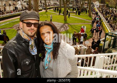 Der Schweizer Schauspieler Vincent Perez und seine Frau Karine Sylla besuchen am 6. April 2008 die Ausstellung "Dimanches de France Galop" auf der Longchamp-Pferderennen in Paris, Frankreich. Foto von Thierry Orban/ABACAPRESS.COM Stockfoto