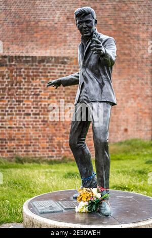 Billy Fury Statue Liverpool. Skulptur des Sängers Billy Fury vom Bildhauer Tom Murphy am Albert Dock Liverpool. 2003 Vorgestellt. Stockfoto