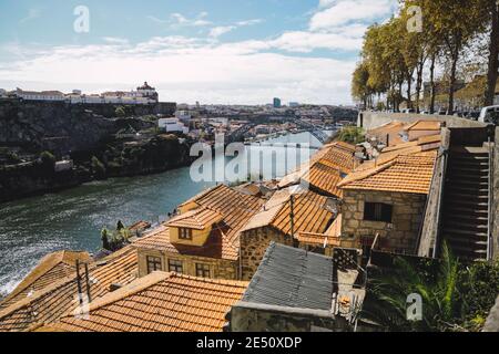 Blick auf den Douro Fluss und den Don Luis I Brücke in der Stadt Porto Stockfoto