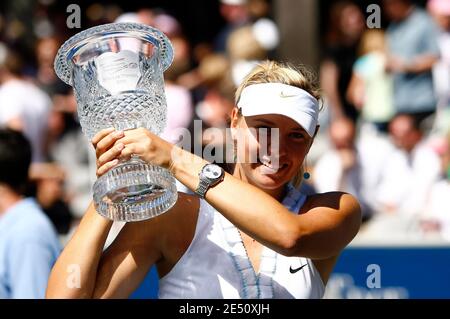 Die Russin Maria Sharapova posiert mit ihrer Trophäe, nachdem sie am 13. April die Slowakische Dominika Cibulkova (7-6, 6-3) beim Bausch - Lomb Tennis Championships Finale in Amelia Island, FL, USA besiegt hatte. 2008. Foto von Gray Quetti/Cal Sport Media/Cameleon/ABACAPRESS.COM Stockfoto