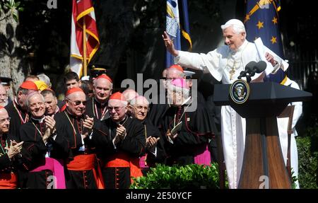 Papst Benedikt XVI. Winkt der Menge im Weißen Haus zu, als er sich US-Präsident George W. Bush bei einer Ankunftszeremonie auf dem südlichen Rasen des Weißen Hauses am 16. April 2008 in Washington, DC, USA, anschließt. Foto von Olivier Douliery /ABACAPRESS.COM Stockfoto