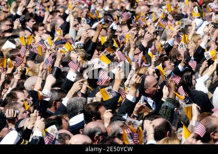 Jubel der Menge, während Papst Benedikt XVI., US-Präsident George W. Bush und First Lady Laura Bush bei Begrüßungszeremonien am 16. April 2008 in Washington, DC, USA, aufblicken. Foto von Olivier Douliery /ABACAPRESS.COM Stockfoto