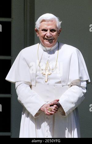 Papst Benedikt XVI. Steht am 16. April 2008 vor dem Oval Office des Weißen Hauses in Washington, DC, USA. Foto von Olivier Douliery /ABACAPRESS.COM Stockfoto