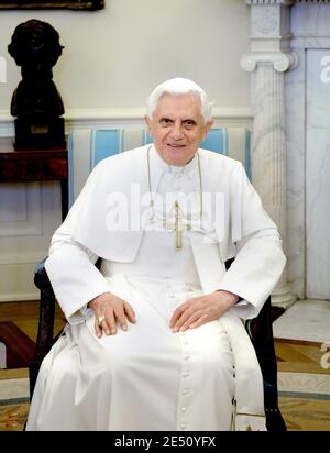 Papst Benedikt XVI. Sitzt am 16. April 2008 im Oval Office des Weißen Hauses in Washington, DC, in Washington, DC, USA. Benedikt XVI. War erst der zweite Papst, der das Weiße Haus besuchte und der erste, der seit fast drei Jahrzehnten hierher kam. Foto von Olivier Douliery /ABACAPRESS.COM Stockfoto