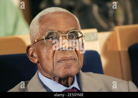 Französisch-karibischer Dichter und ehemaliger Bürgermeister von Fort de France Aime Cesaire während einer Zeremonie zu seinem 93. Geburtstag in Fort de France in der Französisch-Karibik Gebiet von Martinique, am 23. Juni 2006. Foto von Patrice Coppee/ABACAPRESS.COM Stockfoto