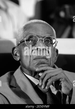Französisch-karibischer Dichter und ehemaliger Bürgermeister von Fort de France Aime Cesaire während einer Zeremonie zu seinem 93. Geburtstag in Fort de France in der Französisch-Karibik Gebiet von Martinique, am 23. Juni 2006. Foto von Patrice Coppee/ABACAPRESS.COM Stockfoto