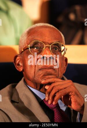 Französisch-karibischer Dichter und ehemaliger Bürgermeister von Fort de France Aime Cesaire während einer Zeremonie zu seinem 93. Geburtstag in Fort de France in der Französisch-Karibik Gebiet von Martinique, am 23. Juni 2006. Foto von Patrice Coppee/ABACAPRESS.COM Stockfoto