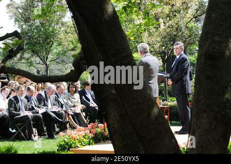 US-Präsident George W. Bush (L) und Großbritanniens Premierminister Gordon Brown halten am Donnerstag, den 17. April 2008, im Rosengarten im Weißen Haus in Washington, D.C., USA, eine gemeinsame Pressekonferenz ab, während Außenministerin Condoleezza Rice auf sie schaut. Foto von Olivier Douliery/ABACAPRESS.COM Stockfoto