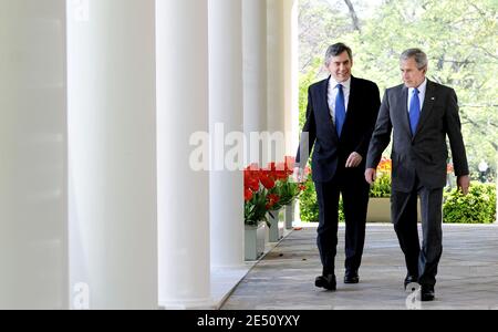 US-Präsident George W. Bush (R) und Großbritanniens Premierminister Gordon Brown treffen am Donnerstag, den 17. April 2008, zu einer gemeinsamen Pressekonferenz im Rosengarten im Weißen Haus in Washington, D.C., USA, ein. Foto von Olivier Douliery/ABACAPRESS.COM Stockfoto