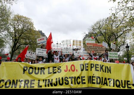 Hunderte von Menschen, hauptsächlich chinesische Studenten und Auswanderer, demonstrieren am 19. April 2008 auf dem Pariser Platz der Republik, Frankreich, um die nächsten Olympischen Spiele in Peking zu unterstützen und die Wahrheit über die chinesische Herrschaft in Tibet zu bewahren. Hunderte von Chinesen protestierten heute in Peking und mehreren anderen Städten gegen Frankreich wegen seiner Haltung gegenüber Tibet und den Olympischen Spielen. Viele der Demonstranten versammelten sich vor den Filialen von Carrefour, der französischen Supermarktkette, die von einigen Chinesen beschuldigt wird, Tibet zu unterstützen, was sie bestreitet. Foto von Stephane Gilles/ABACAPRESS.COM Stockfoto