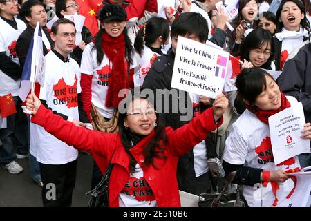 Hunderte von Menschen, hauptsächlich chinesische Studenten und Auswanderer, demonstrieren am 19. April 2008 auf dem Pariser Platz der Republik, Frankreich, um die nächsten Olympischen Spiele in Peking zu unterstützen und die Wahrheit über die chinesische Herrschaft in Tibet zu bewahren. Hunderte von Chinesen protestierten heute in Peking und mehreren anderen Städten gegen Frankreich wegen seiner Haltung gegenüber Tibet und den Olympischen Spielen. Viele der Demonstranten versammelten sich vor den Filialen von Carrefour, der französischen Supermarktkette, die von einigen Chinesen beschuldigt wird, Tibet zu unterstützen, was sie bestreitet. Foto von Stephane Gilles/ABACAPRESS.COM Stockfoto