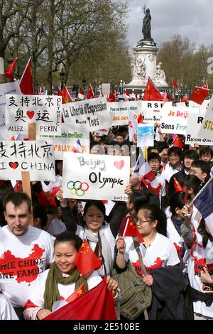 Hunderte von Menschen, hauptsächlich chinesische Studenten und Auswanderer, demonstrieren am 19. April 2008 auf dem Pariser Platz der Republik, Frankreich, um die nächsten Olympischen Spiele in Peking zu unterstützen und die Wahrheit über die chinesische Herrschaft in Tibet zu bewahren. Hunderte von Chinesen protestierten heute in Peking und mehreren anderen Städten gegen Frankreich wegen seiner Haltung gegenüber Tibet und den Olympischen Spielen. Viele der Demonstranten versammelten sich vor den Filialen von Carrefour, der französischen Supermarktkette, die von einigen Chinesen beschuldigt wird, Tibet zu unterstützen, was sie bestreitet. Foto von Stephane Gilles/ABACAPRESS.COM Stockfoto