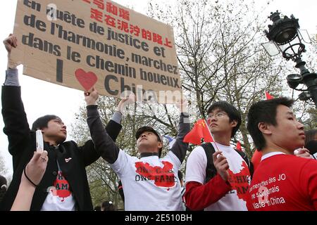 Hunderte von Menschen, hauptsächlich chinesische Studenten und Auswanderer, demonstrieren am 19. April 2008 auf dem Pariser Platz der Republik, Frankreich, um die nächsten Olympischen Spiele in Peking zu unterstützen und die Wahrheit über die chinesische Herrschaft in Tibet zu bewahren. Hunderte von Chinesen protestierten heute in Peking und mehreren anderen Städten gegen Frankreich wegen seiner Haltung gegenüber Tibet und den Olympischen Spielen. Viele der Demonstranten versammelten sich vor den Filialen von Carrefour, der französischen Supermarktkette, die von einigen Chinesen beschuldigt wird, Tibet zu unterstützen, was sie bestreitet. Foto von Stephane Gilles/ABACAPRESS.COM Stockfoto